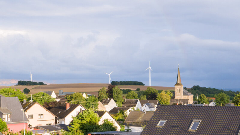 Ein Blick vom Geiersgraben über die Dächer des Dorfes in Richtung Arenberg, rechts im Bild die Pfarrkirche